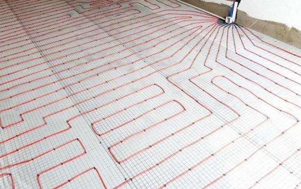 對于水地暖和電地暖相比哪個更好？還是得看健康安全性吧？