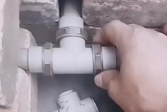 ppr三通怎么換視頻分享，老師傅竟用一個(gè)管件就解決了！