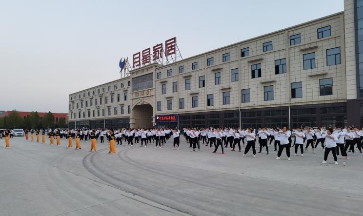龍勝管曹縣運營中心為弘揚全民健身運動，竟組建了一支“400人舞團”